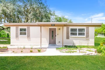 825 E Jackson Ave Mount Dora, FL 32757